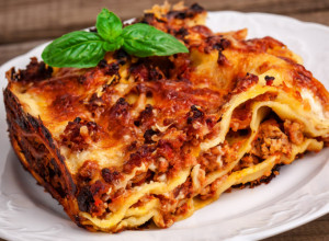 SOČNE LAZANJE SA 2 SOSA: Recept sa kojim ne možete da pogrešite (FOTO)