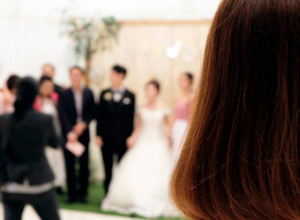 MLADOŽENJA ZAVŠRIO SA KUMOM U KREVETU: Ono što su uradili nasred podiuma šokiralo je zvanice!