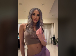 LEPOTICA U VEZI SA DEKOM OD 70 GODINA: Mlađi muškarci nemaju šanse kod nje, a objasnila je i zašto! (FOTO)