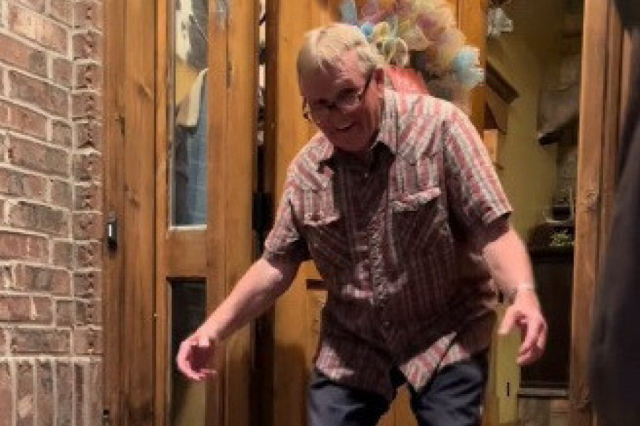 OSTAVILA JE BEBU ISPRED VRATA I POBEGLA: Ovaj snimak mnogima je izmamio suze, a tek da vidite reakciju deke! (VIDEO)