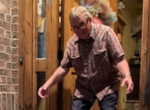 OSTAVILA JE BEBU ISPRED VRATA I POBEGLA: Ovaj snimak mnogima je izmamio suze, a tek da vidite reakciju deke! (VIDEO)