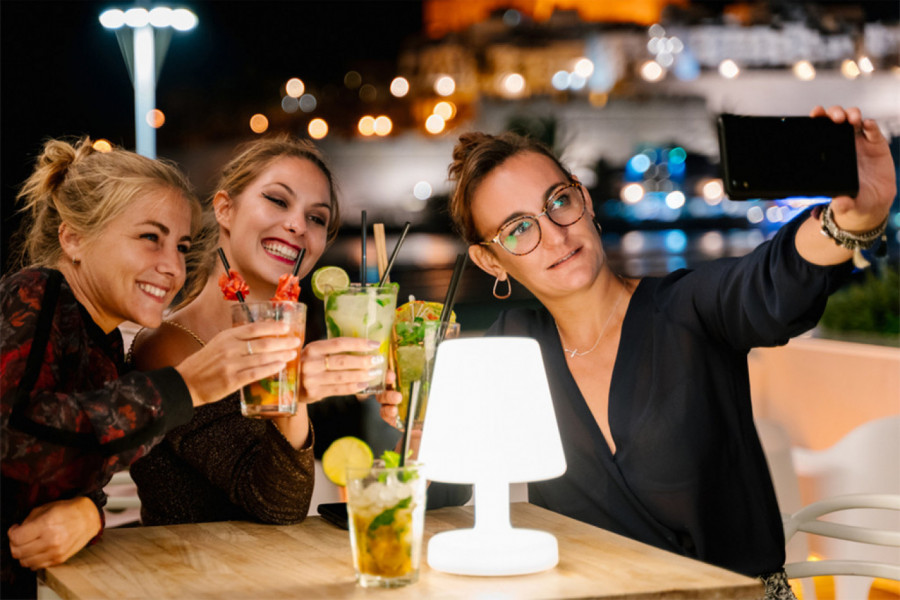 DA LI JEDETE LIMUN IZ ČAŠE PIĆA: Odmah prestanite sa ovom navikom, opasnija je nego što mislite! (FOTO)