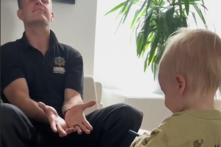 BEBA JE POTRČALA U OČEV ZAGRLJAJ, A POTOM MU NEŠTO PRUŽILA: O njegovoj reakciji bruje mreže, a žene su mu poručile samo jedno! (VIDEO)