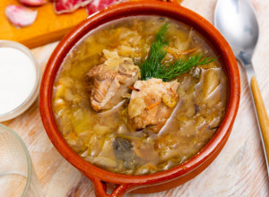 SEOSKA ČORBA OD KUPUSA SA JUNETINOM: Jelo na kašiku koje mogu da spreme i početnici!