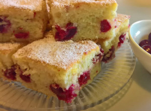 BISKVIT SA VIŠNJAMA KOJI ĆETE POJESTI U SLAST: Ovaj vazdušasti kolač će vas potpuno raspametiti (FOTO)