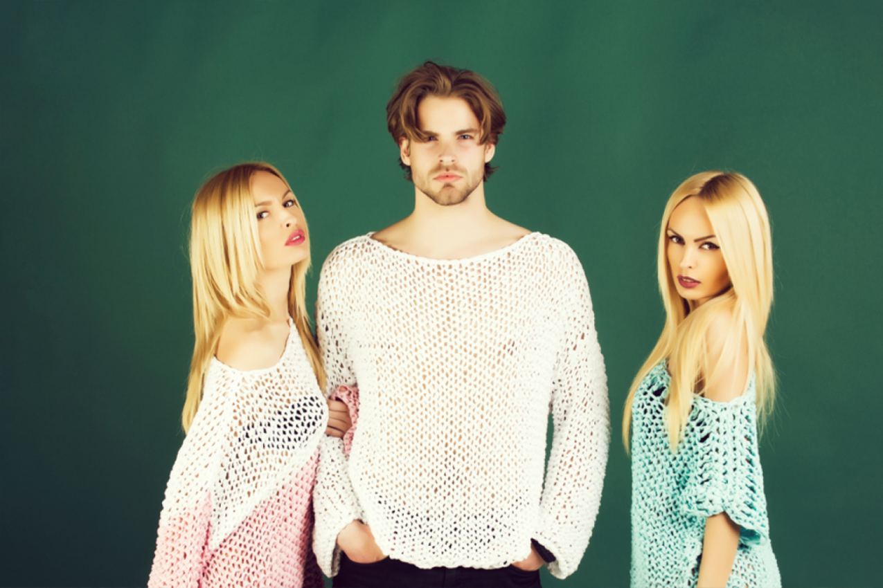 "OPSEDNUT SAM SVASTIKOM, ŽELIM JE U KREVETU" : Nedostatak intime sa suprugom odveo ga je njenoj bliznakinji! (FOTO)