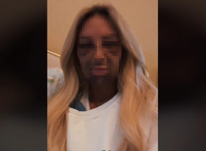 LICE JOJ JE BILO MODRO I U PODLIVIMA: Molila je za pomoć, dok su ljudi šokirano zurili u nju! (VIDEO)