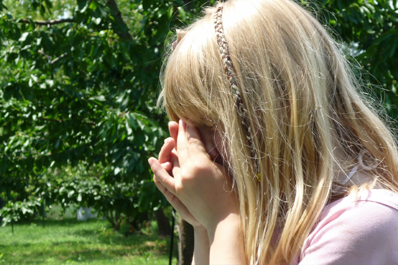 SVOJU ĆERKU PUŠTA DA URINIRA U JAVNOSTI: Bespomoćna majka kaže da tako mora zbog jedne alarmantne stvari!