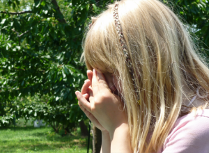 SVOJU ĆERKU PUŠTA DA URINIRA U JAVNOSTI: Bespomoćna majka kaže da tako mora zbog jedne alarmantne stvari!