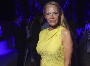 PAMELA PRODALA VILU OD 11 MILIONA DA BI ŽIVELA NA FARMI SA PSIMA: Poznata lepotica menja život iz korena