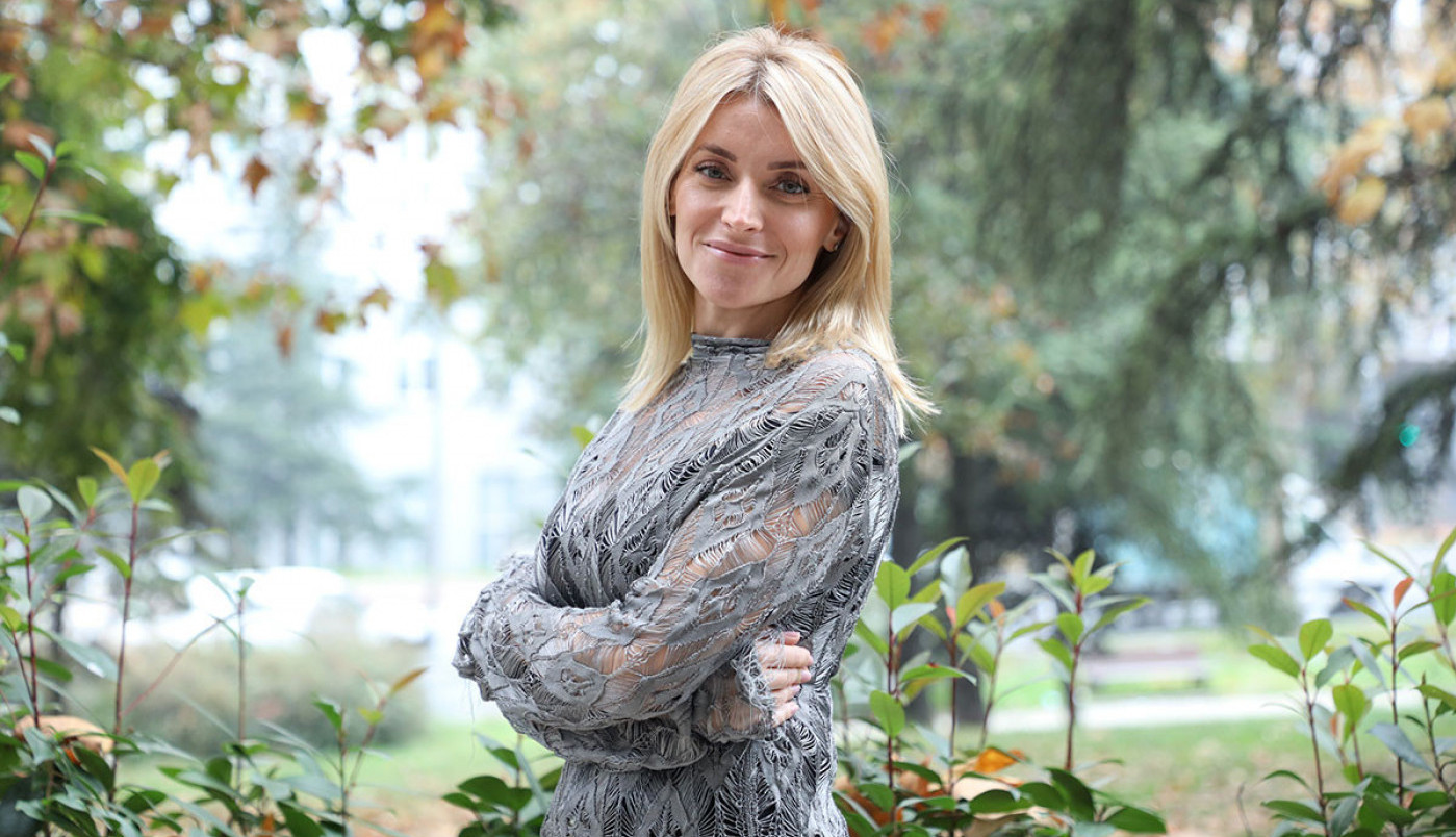 PRELEPA ANĐELKA IZAZOVNIJA NEGO IKAD PRE: Zavodljiv komplet, a sako na golo telo! (FOTO)