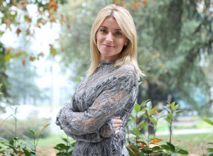 PRELEPA ANĐELKA IZAZOVNIJA NEGO IKAD PRE: Zavodljiv komplet, a sako na golo telo! (FOTO)