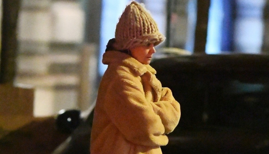 GLUMICA FOTOGRAFISANA KAKO TUMARA ULICAMA U ŠOK IZDANJU: Neprepoznatljivi kadrovi poznate lepotice (FOTO)