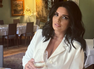 MILENA POPOVIĆ POKAZALA FIGURU: Kratak šorts otkrio noge, a to nije sve! (FOTO)