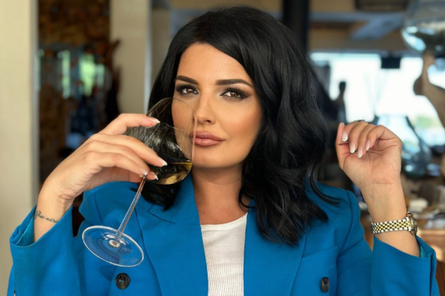 MILENA POPOVIĆ PROSLAVILA ROĐENDAN U ZAGRLJAJU DVA MUŠKARCA: Blista od sreće, a svi su gledali u jedan detalj! (FOTO)