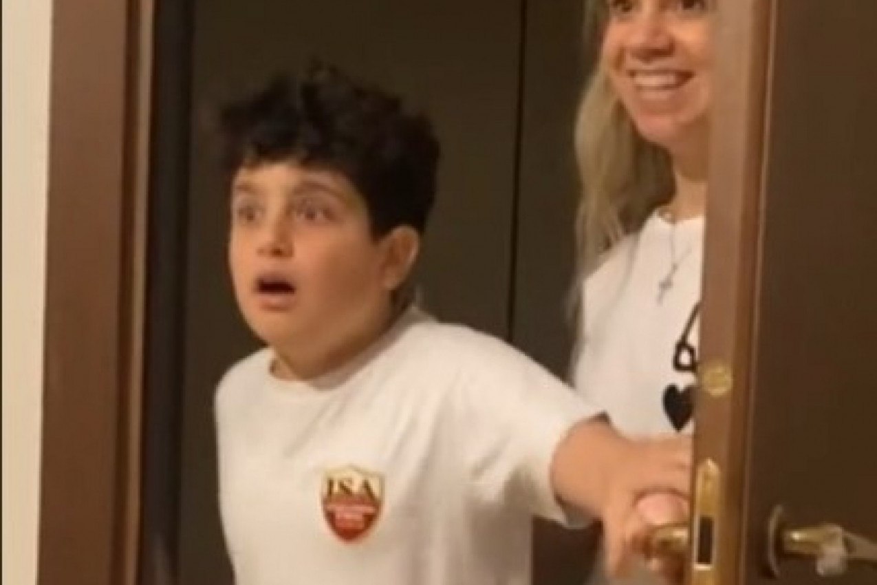 SCENA KOJA SLAMA SRCA: Dečak je zastao pred vratima, a onda se potpuno slomio kada je video ko je ispred njega (VIDEO)