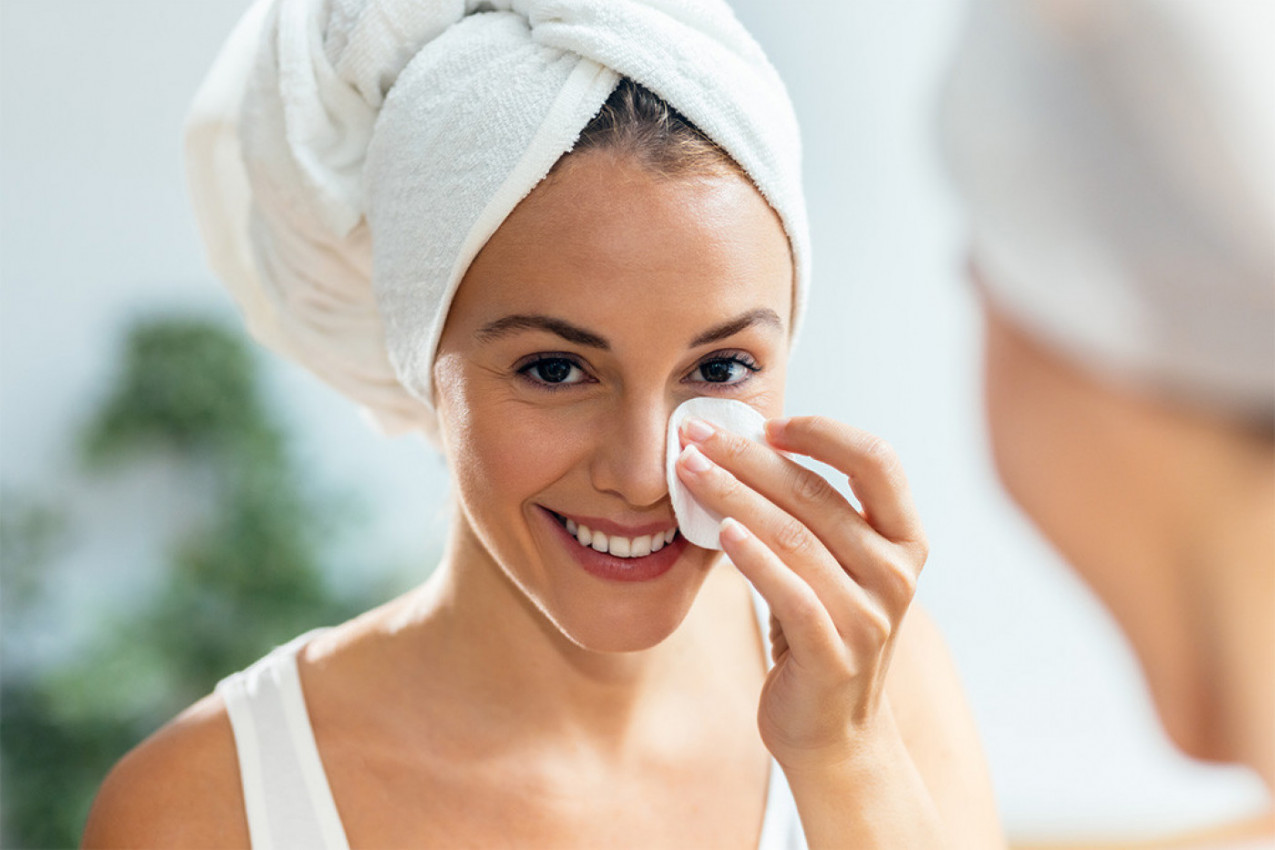 DERMATOLOZI UPOZORAVAJU: Zbog ovoga nikada ne bi trebalo zaspati sa šminkom!