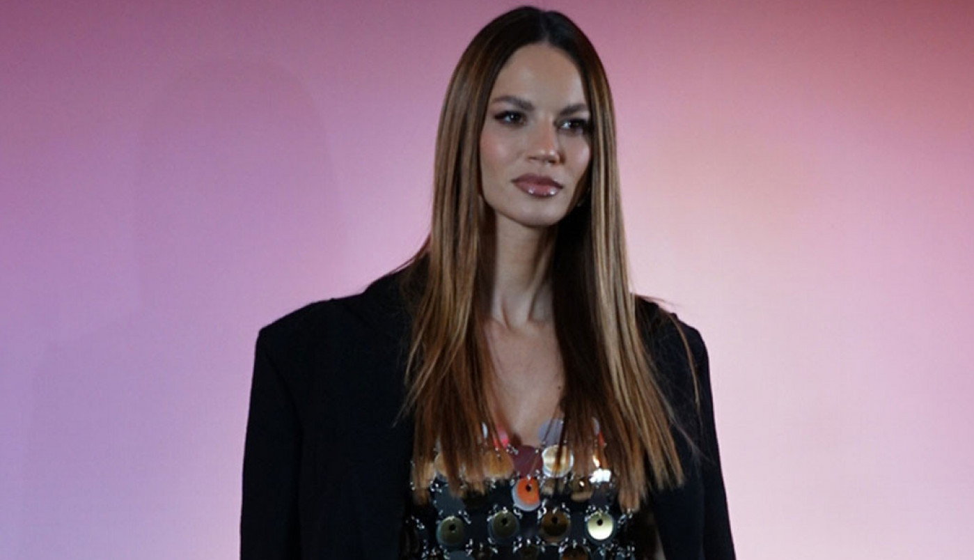 DANIJELA U NIKAD FATALNIJEM IZDANJU, OGNJEN NE ZNA ŠTA JE IZGUBIO: Na krevetu u izazovnoj pozi mami uzdahe muškarcima (FOTO)