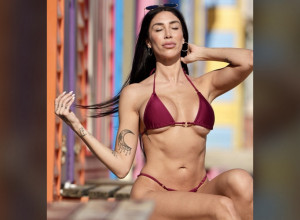 TAMARA NA PLAŽI PODIGLA TEMPERATURU DO MAKSIMUMA: Minijaturni bikini puca pod oblinama (FOTO)