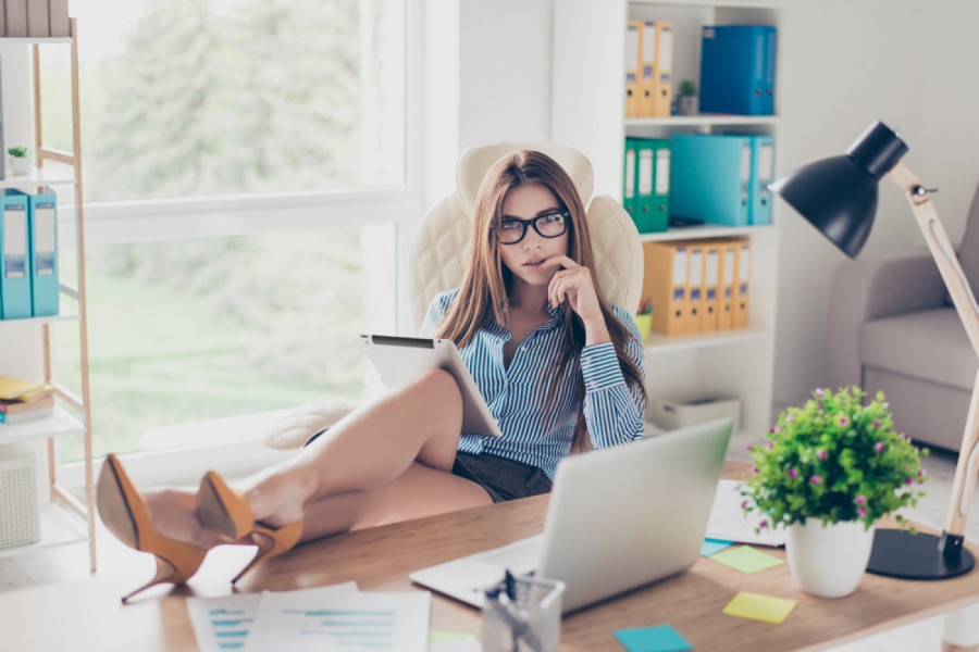 KOLEGE SU ME IZBACILE SA POSLA ZBOG MOJIH GRUDI: Devojka je besnela, evo šta su joj tražili!