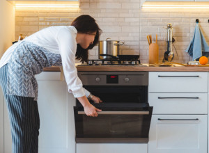 OSTAVITE OVU SMESU U RERNU TOKOM NOĆI: Ujutru će biti čista, bez trunke masnoće!