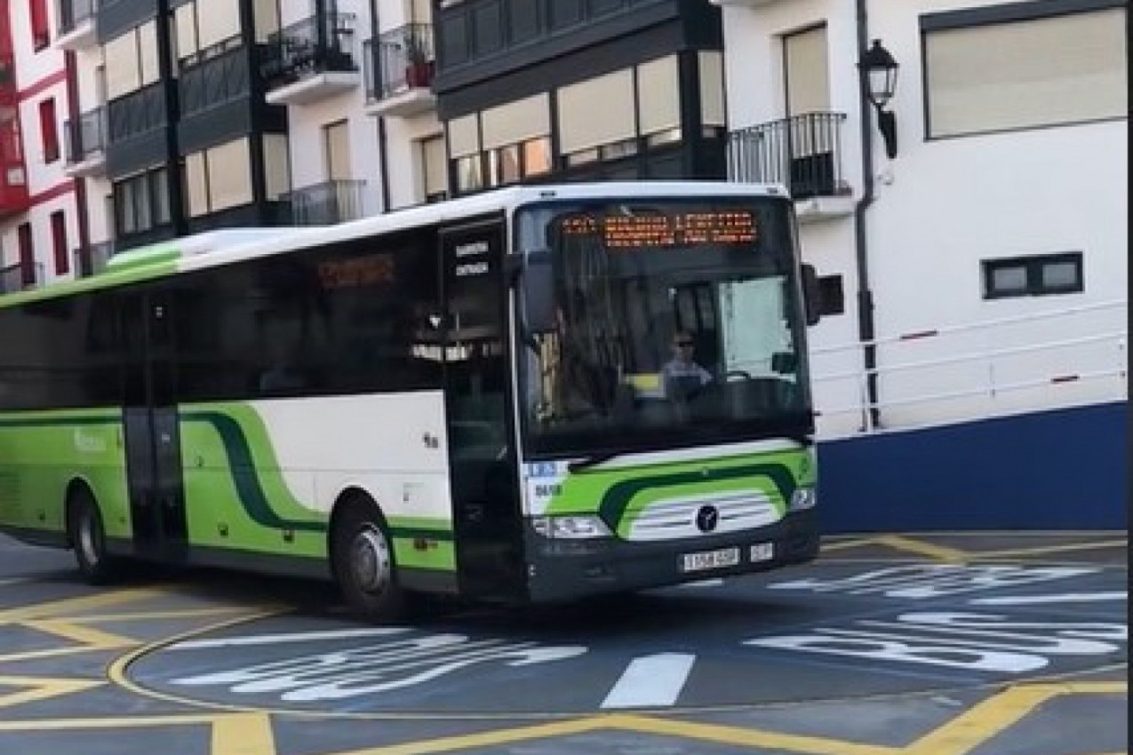 OVAJ AUTOBUS BI NAPRAVILO KOLAPS U BEOGRADU: Neobičan način okretanja vozila zapanjilo ljude na mrežama, ovo niko nije očekivao! (VIDEO)