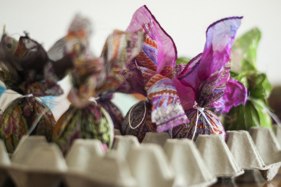 MAGIJA UZ POMOĆ SVILENE MARAME: Najpopularnija metoda za farbanje uskršnjih jaja daje neverovatne rezultate!