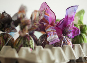 MAGIJA UZ POMOĆ SVILENE MARAME: Najpopularnija metoda za farbanje uskršnjih jaja daje neverovatne rezultate!