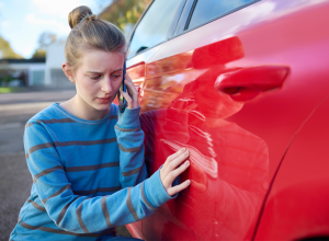 NEMIRAN DEČAK JOJ JE OŠTETIO AUTO, A ONDA JE STIGLA I NJEGOVA MAMA: "Bila sam zapanjena njenom reakcijom, da li to normalno?!"