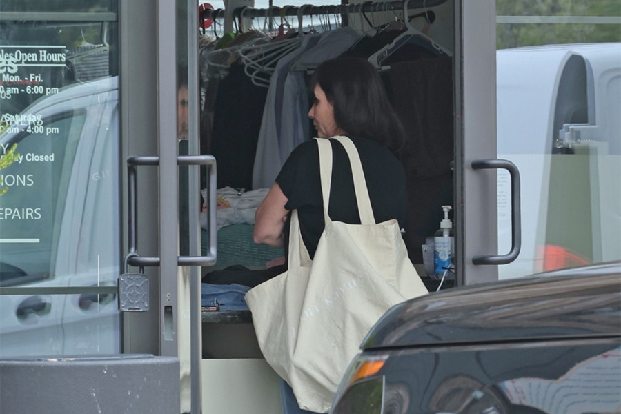 ZVEZDA "ČARI" SE 9 GODINA BORI SA SMRTONOSNIM TUMOROM: Muž je jezivo izdao, svi je otpisali  - a sad je viđena u javnosti