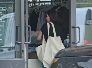 ZVEZDA "ČARI" SE 9 GODINA BORI SA SMRTONOSNIM TUMOROM: Muž je jezivo izdao, svi je otpisali  - a sad je viđena u javnosti