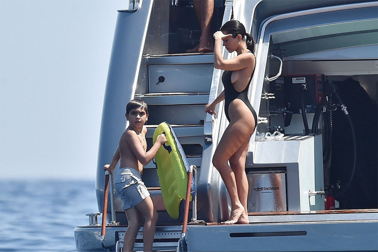 U 44. DOBILA 4. DETE I BEZ BLAMA SE SKINULA U BIKINI: Dekolte je na izvolte, ova mama grmi kako izgleda! (FOTO)