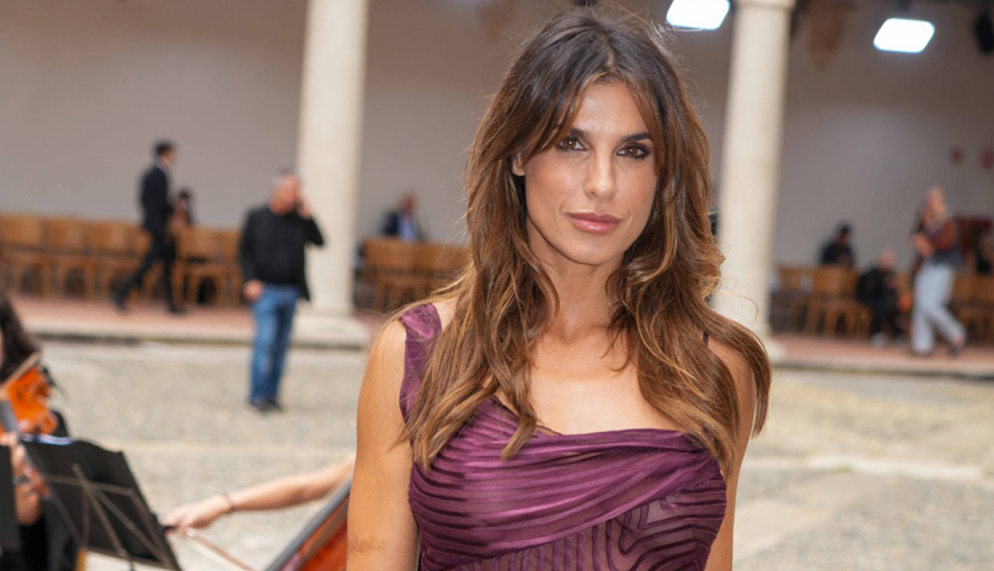 BIVŠA VERENICA DŽORDŽA KLUNIJA IZAZVALA SKANDAL U MIKRO BIKINIJU: Na plaži jedva uspela da sakrije grudi - ispadaju na sve strane (FOTO)