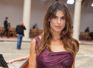 BIVŠA VERENICA DŽORDŽA KLUNIJA IZAZVALA SKANDAL U MIKRO BIKINIJU: Na plaži jedva uspela da sakrije grudi - ispadaju na sve strane (FOTO)