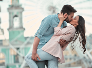 ŽELEO JE DA IZNENADI SUPRUGU I IZVEDE JE POSLE POSLA: Kada je video ko je dočekuje, zaledio se na mestu!