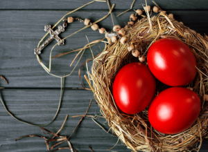 OTKRIVENO KAKO GRCI UVEK IMAJU JARKO CRVENA USKRŠNJA JAJA: Uz ovaj način farbanja nema greške, svi će vam tražiti recept! (VIDEO)