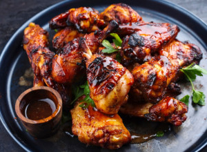 MARINADA ZA PILEĆA KRILCA SA ROŠTILJA: Prvomajska gozba u kojoj ćete uživati