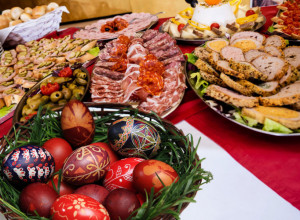 KAKO DA PRIPREMITE TRADICIONALNI USKRŠNJI RUČAK: Evo zašto ne valja jesti kokošku na ovaj veliki praznik!