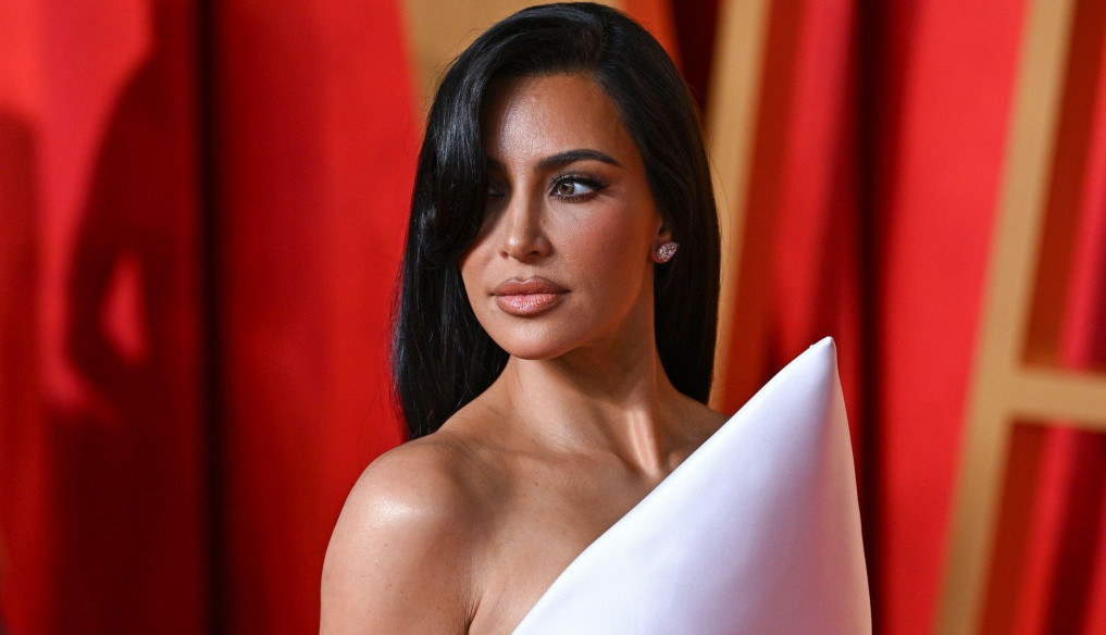 ŠTA TO KIM KARDAŠIJAN SKRIVA KOSOM? Medicinska sestra otkrila starletinu tajnu! (FOTO)