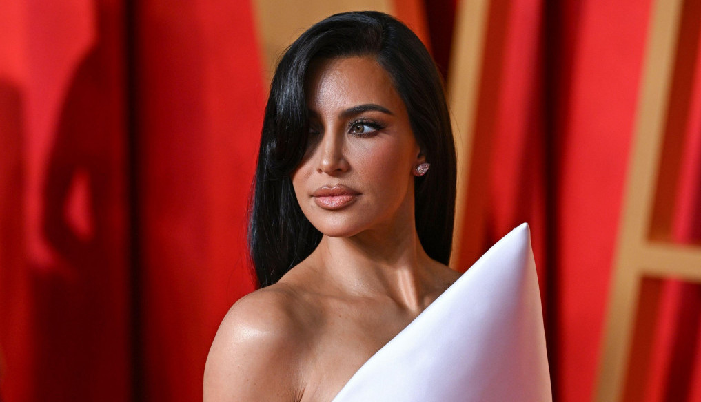 ŠTA TO KIM KARDAŠIJAN SKRIVA KOSOM? Medicinska sestra otkrila starletinu tajnu! (FOTO)