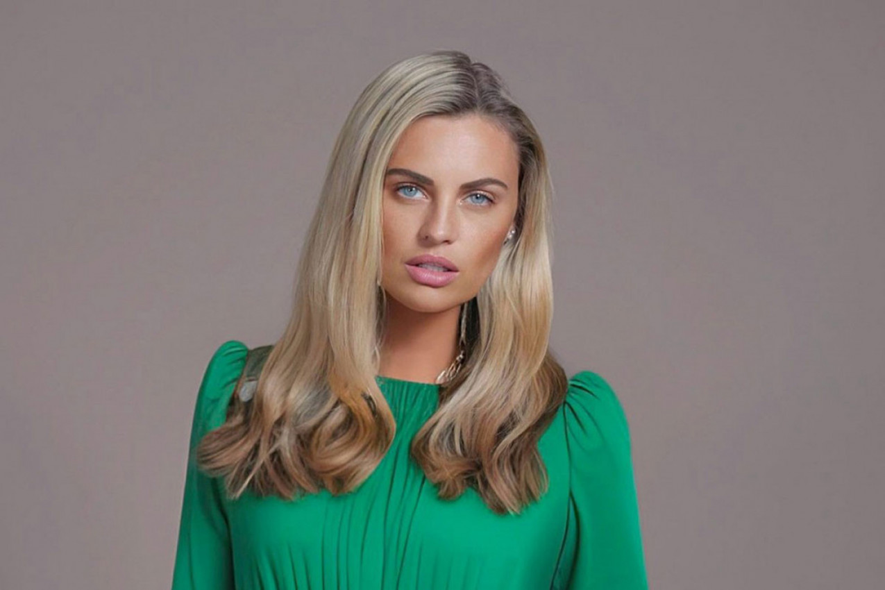 ZVEZDA ONLYFANSA DELI SAVETE O RODITELJSTVU, DOK POLUGOLA ŠETA PO KUĆI PRED DECOM: "Čim je postala punoletna, dala sam ćerki novac da se iseli!" (FOTO)