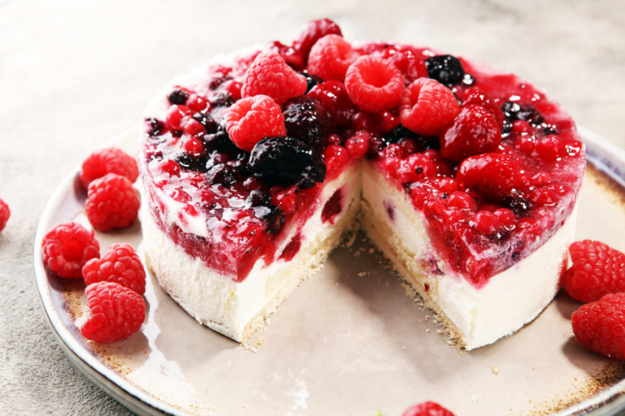 KOLAČ SA SEZONSKIM VOĆEM BEZ PEČENJA: Brza, laka i ukusna poslastica!