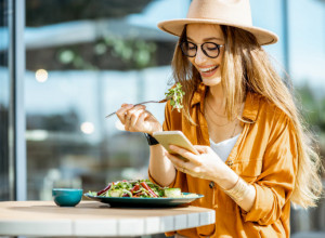 ZA PRVI DEJT JE NARUČILA SALATU I OSTALA BEZ DEČKA: Mislila je da je ostavila dobar utisak, a onda je dobila odgovor o kome i dalje bruje sve mreže! (FOTO)