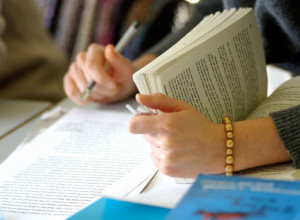 OVO JE LISTA JEZIKA KOJI ENGLEZIMA NAJTEŽE PADAJU ZA UČENJE: Ima ih čak 18, a pogledajte koje mesto zauzima srpski jezik!