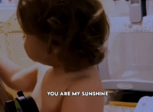 OVAJ DEČAK JE BUDUĆA ROK ZVEZDA: Ljudi su zanemeli kad su čuli kako peva čuveni hit! (VIDEO)