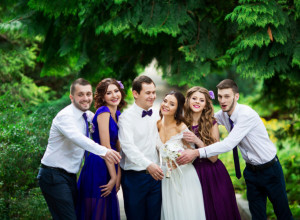 GOŠĆA BUJNOG POPRSJA ZASENILA MLADU: Nevesta je poludela kad je videla slike sa svadbe, da li bi ovo i vama zasmetalo? (FOTO)