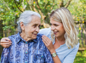 UNUKA JE HRANILA DEMENTNU BAKU: U jednom trenutku starica je pogledala i samo se rasplakala! (VIDEO)