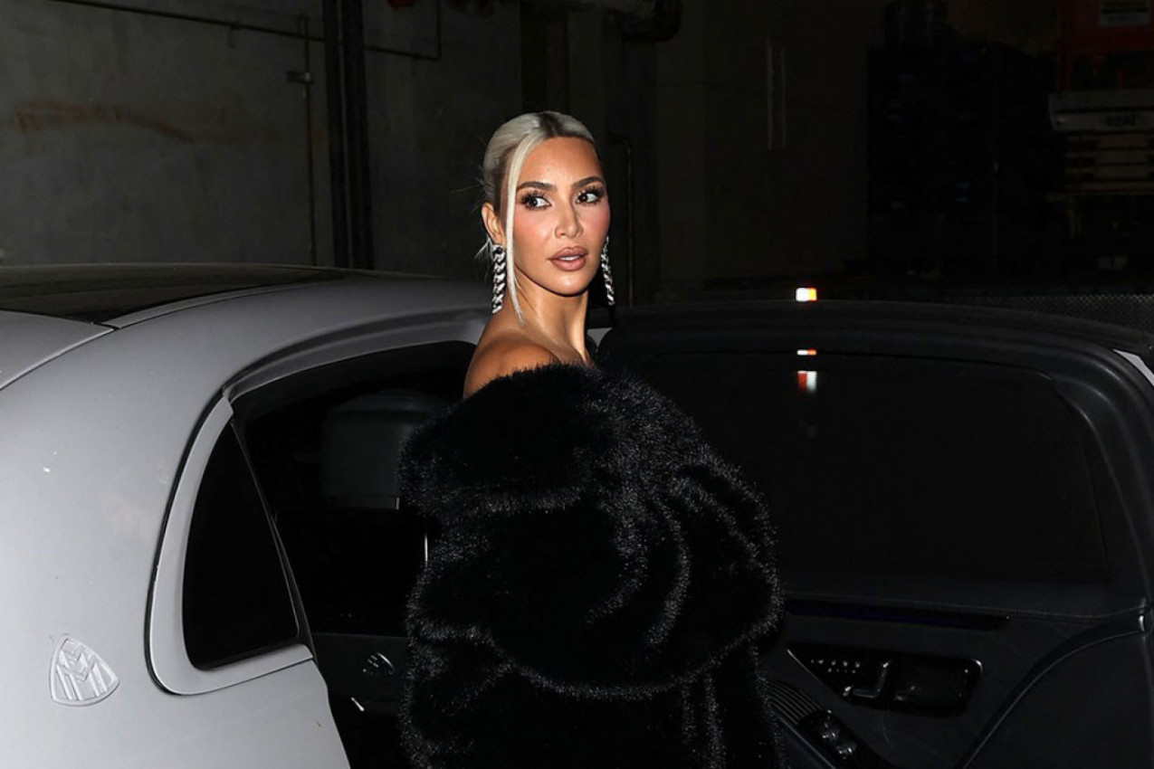 STARLETA ISKOPIRALA SUPARNICU, FANOVI ZANEMELI: "Klovnovske čizme i stolnjak oko vrata - šta ti treba da izgledaš kao njegova žena!" (FOTO)