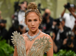 PRVE FOTKE SA MET GALE - OVO JE LUDILO: Haljina Džej Lo je šivena 800 sati, dekolte puca i sve se providi! (FOTO)