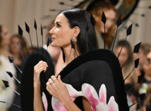 SVI NA MET GALI GLEDAJU U ČUVENU DEMI MUR: Ima 61 godinu, a blista! U ovoj haljini ima nerealnu figuru, nosi pravo remek-delo (FOTO)